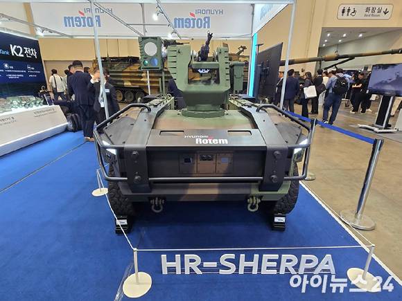 '해양방위산업전(MADEX) 2025' 현대로템 전시장에 다목적 무인차량 'HR-셰르파(HR-SHERPA)'가 전시돼 있다. [사진=최란 기자]