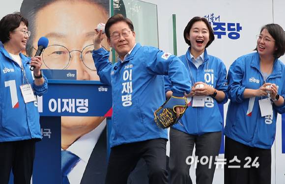 제21대 대통령선거 사전투표일인 29일 더불어민주당 이재명 후보가 서울 송파구 종합운동장역 앞 광장에서 열린 강동구·송파구 집중유세에서 시구 퍼포먼스를 하고 있다. [사진=곽영래 기자]