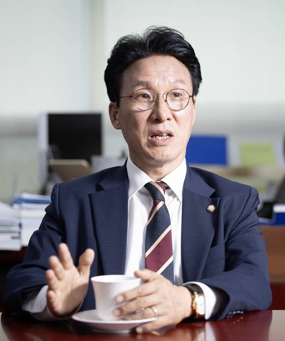 김민석 위원장은 “국민의힘과 그들의 정치 수준은 기존 구시대 보수 지도자들의 격과 폼을 못 맞춰주고 있다”며 “민주당의 보수개혁 세력과 그들 간 경쟁이 이미 시작됐다”고 말했다. 전민규 기자 / 20250528