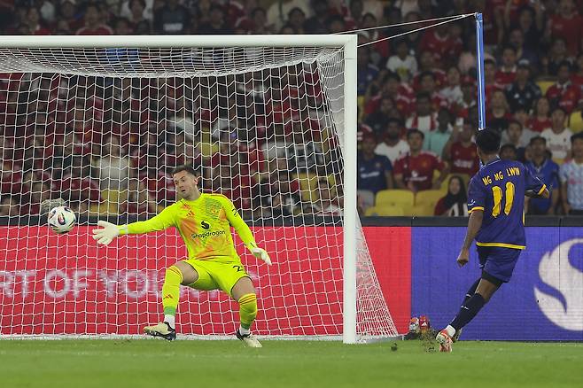 아세안 올스타 마웅 마웅 륀에 골을 허용하는 맨유. [EPA=연합뉴스]