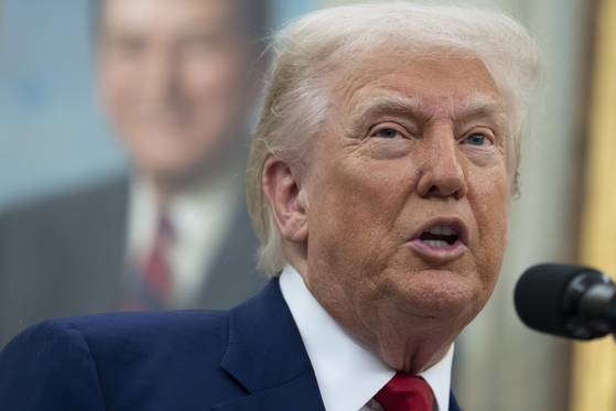 도널드 트럼프 미국 대통령이 28일(현지시간) 미국 워싱턴 DC 백악관 타원형 사무실에서 열린 제닌 피로 워싱턴 임시 미국 검찰총장의 취임식에서 연설하고 있다. EPA=연합뉴스