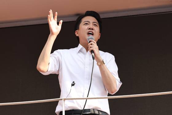 이준석 개혁신당 대선후보가 제21대 대통령선거 사전투표 첫날인 29일 오후 서울 성북구 안암역 인근에서 열린 유세에서 지지를 호소하고 있다. 뉴스1