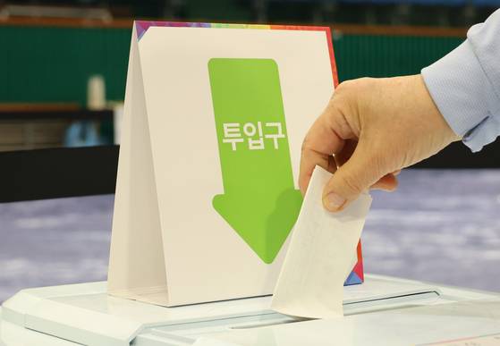 제21대 대통령선거 사전투표 첫날인 29일 오전 대구 북구 대구시민체육관에서 한 시민이 투표용지를 투표함에 넣고 있다. 연합뉴스