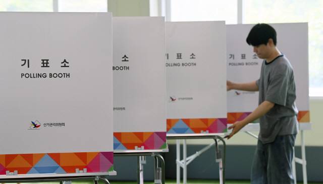 ▲ 제21대 대통령선거 사전투표를 하루 앞둔 28일 춘천 북부노인복지관에 신사우동 사전투표소가 설치되고 있다.  방도겸 기자