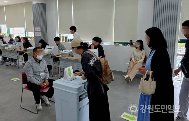 ▲ 29일 오전 강릉시 교1동 사전투표소에서 사전 투표하는 유권자들. 황선우 기자