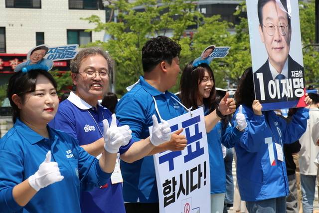 ▲ 더불어민주당 송기헌 원주을 선거대책위원장(국회의원)이 사전투표 첫날인 29일 원주을 청년당원들과 투표 독려 캠페인을 전개했다. 민주당 원주을 선대위 제공