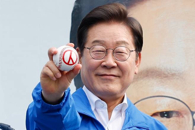 ▲ 더불어민주당 이재명 대선 후보가 29일 서울 송파구 잠실종합운동장 광장에서 열린 강동구·송파구 집중 유세에서 기표 모양이 그려진 야구공을 들고 있다. [연합뉴스]