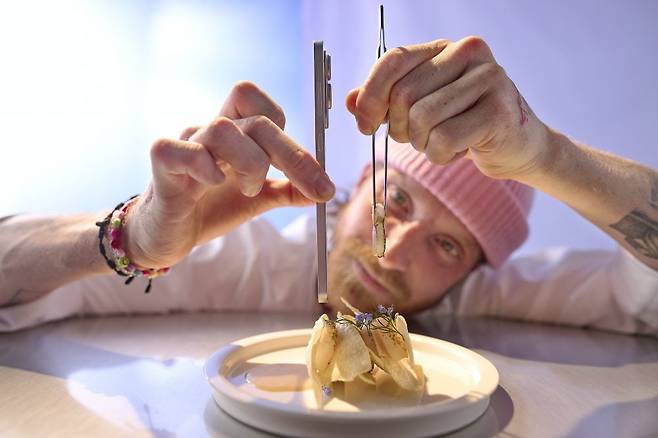 삼성전자가 벨기에 브뤼셀의 한 미술관에서 다음 달 6~7일(현지시간) 갤럭시S25 엣지에서 영감을 받은 파인 다이닝 '커팅 엣지' 팝업스토어를 운영한다. 사진=삼성전자