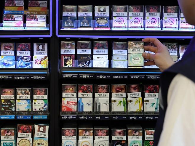 서울 시내 한 편의점에서 직원이 담배를 정리하고 있다.  /사진=뉴스1