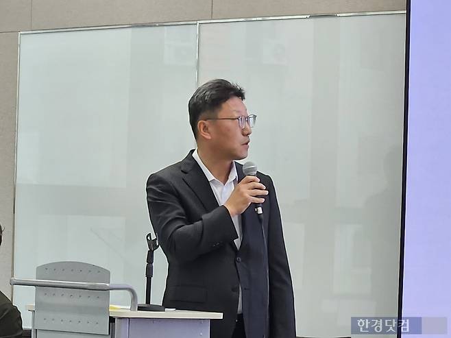 김희섭 SK텔레콤 PR실장이 29일 오전 삼화빌딩에서 열린 '일일 브리핑'에 참석해 유심 교체 현황을 설명하고 있다. 사진=박수빈 기자