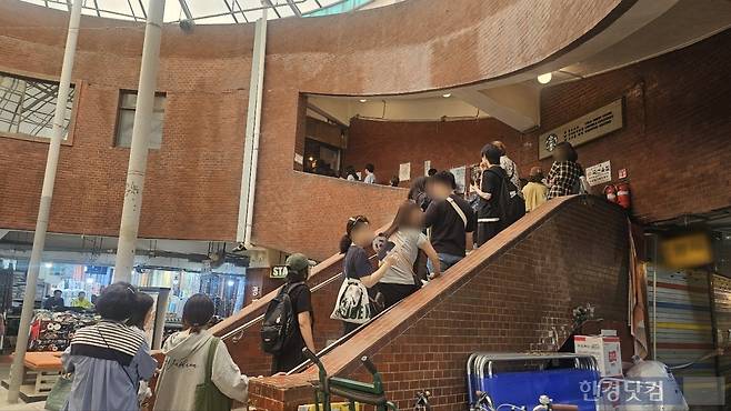 스타벅스 '광장마켓'점 대기줄/사진=유지희 기자