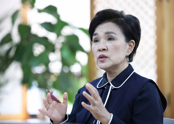 강금실 민주당 총괄상임선대위원장이 26일 서울 여의도 민주당 당사에서 본지와 인터뷰하고 있다. 이솔 기자