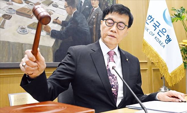 한국은행이 29일 연 2.75%인 기준금리를 연 2.5%로 0.25%포인트 인하했다. 기준금리는 작년 10월 이후 이날까지 총 1%포인트 낮아졌다. 이창용 한은 총재가 이날 한은 본관에서 통화정책방향 회의를 시작하면서 의사봉을 두드리고 있다. 사진공동취재단