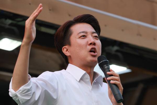 개혁신당 이준석 대선 후보가 28일 서울 강남구 코엑스 동문에서 집중유세를 하고 있다. 연합뉴스