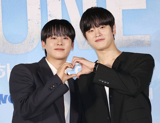 Lee Jung-ha (left) and Kim Do-wan pose for a photo during a press conference held in Gwangjin-gu, Seoul, Wednesday. (Yonhap)