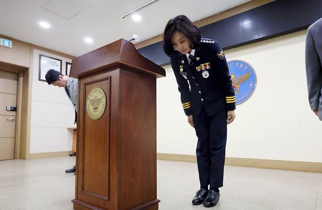 강은미 경기 화성동탄경찰서장이 28일 오후 경기 수원시 경기남부경찰청 제2회의실에서 이른바 '동탄 납치살인' 사건에 대해 공식 사과의 입장을 밝히며 피해자 및 유족에 대해 고개를 숙이고 있다. 연합뉴스&nbsp;