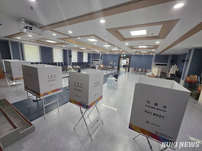 제21대 대통령선거 사전투표를 하루 앞둔 28일 강원 화천군여성회관 1층 다목적실에 투표소가 설치돼 있다. 한윤식 기자&nbsp;&nbsp;