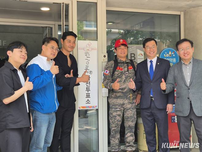 민주당 서울시당 지도부와 상징적 사전투표에 동참한 참석자들이 5월29일 오전 서울 용산구 한강로동 주민센터 사전투표소 앞에서 기념 촬영하고 있다. (왼쪽부터) 김한결씨(R&D 예산 삭감 문제 제기 청년), 김철규씨(용산 소상공인), 배우 이관훈씨, 해병대 예비역 이순형씨, 장경태 더불어민주당 서울시당 위원장, 강태웅 용산 지역위원장. 황인성 기자 &nbsp;