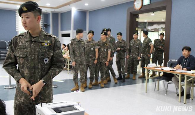 제21대 대통령선거 사전투표 첫날인 29일 강원 화천청소년수련관 1층에 마련된 사전투표소를 찾은 군장병들이 소중한 주권을 행사하기 위해 줄지어 서있다.