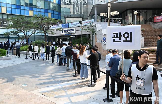 ‘긴 줄에 깜짝 놀라’역삼동 주민인 김미선(37)씨는 “오늘 사전 투표율이 높으면 투표 열기가 더 높아지지 않을까 하는 마음으로 출근 길에 일찍 투표를 했다”면서 “관외 투표 줄에 사람이 너무 많아 깜짝 놀랐다”고 말했다.