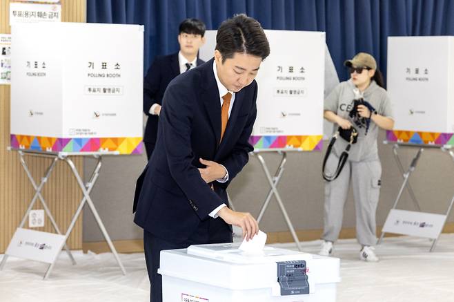 이준석 개혁신당 대선 후보가 제21대 대통령선거 사전투표 첫날인 29일 경기도 화성시 동탄9동 행정복지센터에 마련된 투표소에서 투표하고 있다. 연합뉴스