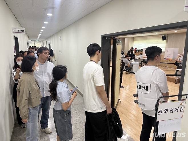 시민들이 &nbsp;제21대 대선 사전투표 첫날인 29일 오후 인천 남동구 구월1동 복지센터에서 투표를 위해 줄을 길게 늘어섰다. 송금종 기자
