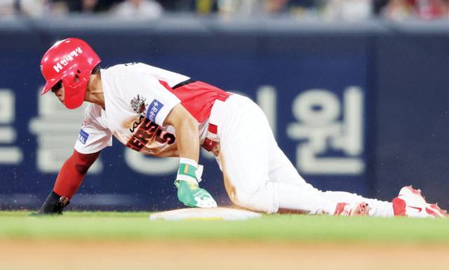 KIA 타이거즈 김도영이 27일 광주 기아챔피언스필드에서 열린 키움 히어로즈와 경기 5회 2사에서 2루 도루에 성공하고 있다. 김도영은 도루 이후 오른쪽 허벅지에 고통을 느껴 교체됐다. 연합뉴스
