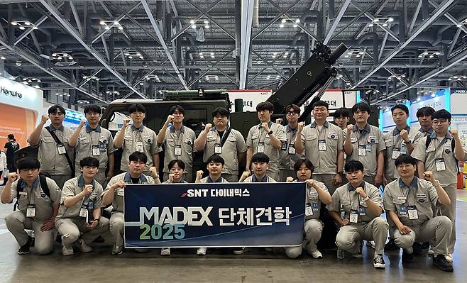 SNT다이내믹스 입사 3년 차 미만의 이공계 신입 연구원 80명이 29일부터 부산 벡스코에서 열린 국제해양방위산업전(MADEX 2025)에 단체 견학하고 있다. SNT다이내믹스 제공