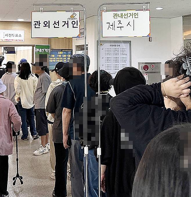 제21대 대통령선거 사전투표 첫날인 29일 제주시 연동 사전투표소에 줄이 길게 늘어서 있다. 문정임 기자