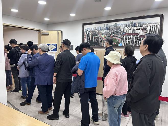 21대 대선 사전투표 첫날인 29일 오전 6시 마포구 도화동 주민센터에 투표를 하기 위한 시민들이 줄을 서고 있다. 신주은 기자