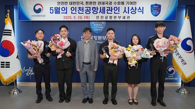 김종호 인천공항본부세관장이 29일 인천공항본부세관에서 열린 2025년 5월의 인천공항세관인 시상식에서 참석자들과 기념촬영을 하고 있다. 왼쪽부터 이명찬, 장동혁 주무관, 김종호 인천공항본부세관장, 장재영, 김혜주, 안치홍, 주무관. <사진=인천공항본세관 제공>