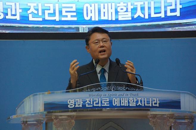 김형근 부산 순복음금정교회 목사가 27일 제4차 미스바구국금식기도대성회에서 ‘십자가의 도’(갈 2:20)를 제목으로 설교하고 있다. 김 목사는 “십자가의 도는 예수님 죽음 내 죽음, 예수님 부활 내 부활, 예수님 승천 내 승천, 예수님 성령 내 성령”이라고 말했다.