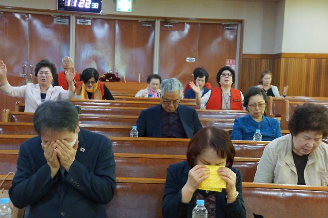 27일 부산 순복음금정교회에서 열린 제4차 미스바구국금식기도대성회에서 정인규(앞줄 왼쪽) 정금교회 목사와 참석자들이 울부짖으며 기도하고 있다.