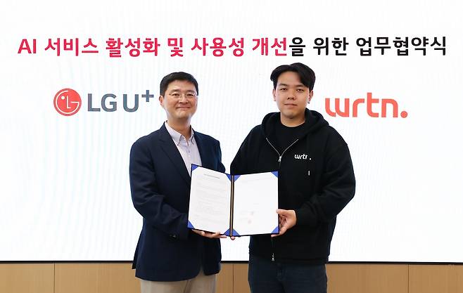 이재원(왼쪽) LG유플러스 컨슈머부문장과 이세영 뤼튼 대표가 지난 28일 서울 용산 LG유플러스 사옥에서 진행한 업무협약식에서 기념 촬영을 하고 있다. LG유플러스 제공