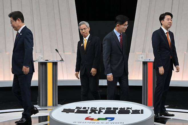 더불어민주당 이재명·민주노동당 권영국·국민의힘 김문수·개혁신당 이준석 대선 후보가 27일 서울 마포구 상암동 MBC 스튜디오에서 진행된 정치 분야 TV토론회에 앞서 포즈를 취한 후 자리로 향하고 있다. 국회사진기자단