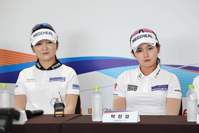 KLPGA투어 Sh수협은행 MBN 여자오픈 개막을 하루 앞두고 29일 경기도 양평 더스타휴(파72)에서 열린 공식 기자회견에 참석한 이예원과 박현경(오른쪽). KLPGA