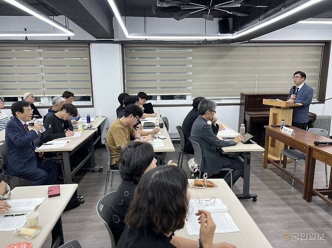 고재길(맨 오른쪽) 장로회신학대 교수가 이날 포럼에서 ‘히틀러의 파시즘과 본회퍼의 저항’을 주제로 강연하고 있다.