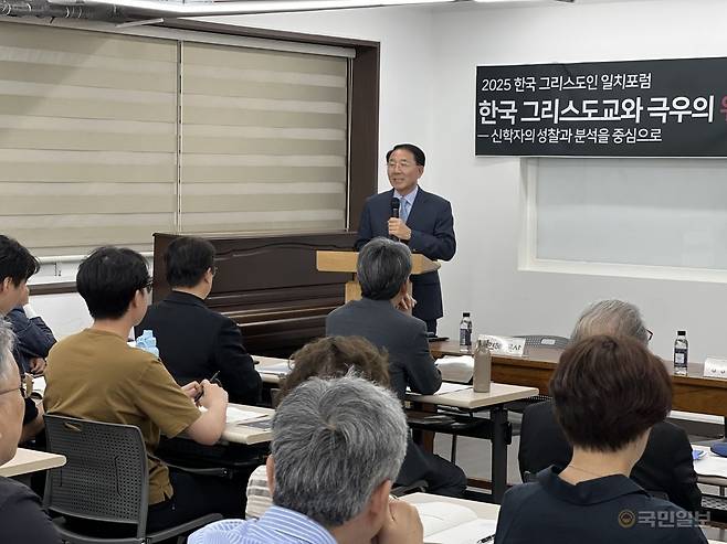 김종생 NCCK 총무가 포럼 시작에 앞서 인사말을 하고 있다.