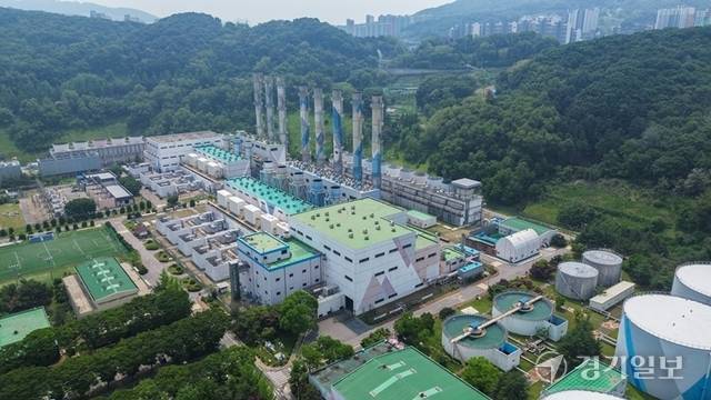 주민 민원으로 현대화사업에 어려움을 겪고 있는 성남시 남동발전 분당복합화력발전소 전경. 윤원규기자