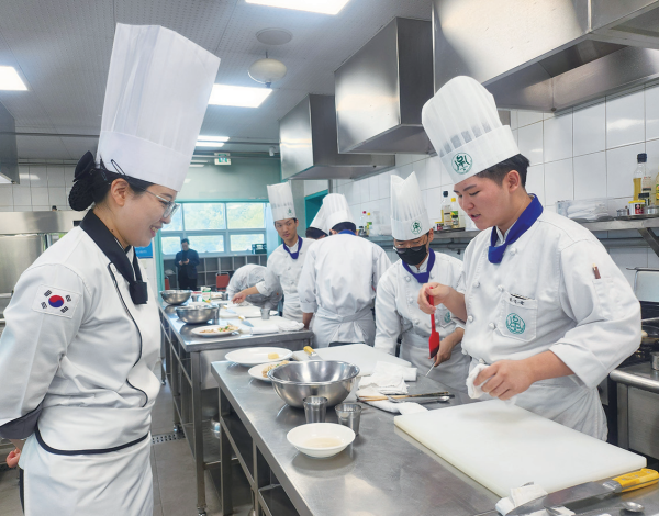 양식조리기초 수업. 박화선기자