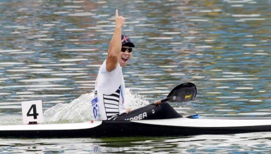 2014 인천 아시안게임 카약 1인승 200m에서 1990 베이징 아시안게임 이후 24년만에 한국에 금메달을 안긴 조광희가 환호하는 모습.