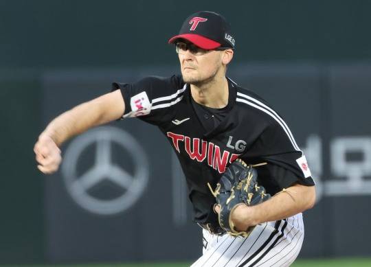 역투하는 LG 선발 코엔 윈. 사진[연합뉴스]