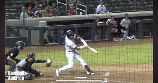 타자의 체크스윙이 스윙으로 보인다. [베이스볼 아메리카 영상 캡처]