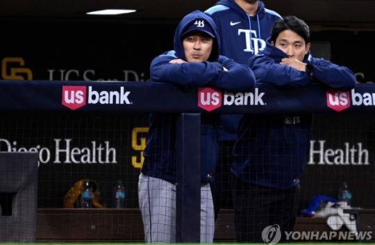 경기 지켜보는 김하성(왼쪽). 사진[AFP=연합뉴스]
