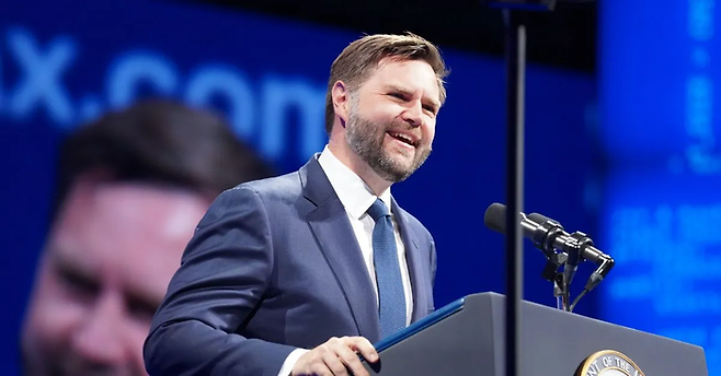 28일(현지시간) 미국 라스베이거스에서 열린 ‘비트코인 2025’ 행사에서 연설하고 있는 JD 밴스 미국 부통령. 사진=BTC미디어