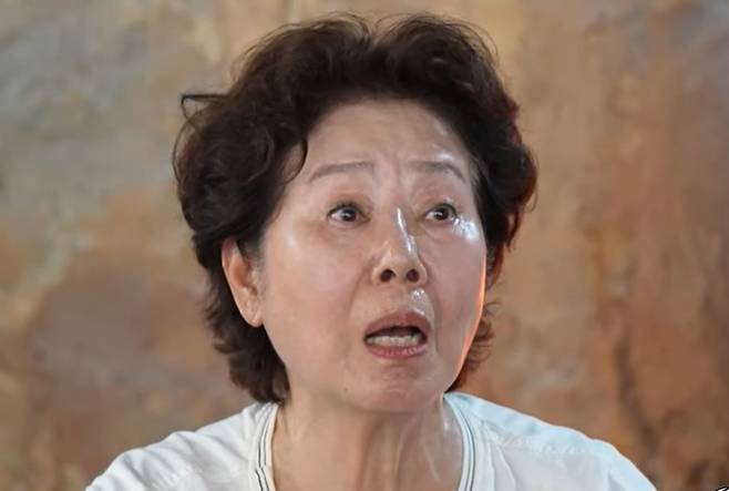 알뜰하게 사는 언니 전원주에게 안타깝다고 말한 선우용여. [사진출처 = 선우용여 유튜브 영상 캡처]