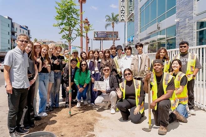 이수만 키 프로듀서와 A2O 메이, 소녀시대 써니 . 사진|A20엔터테인먼트