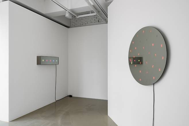 미야지마 타츠오의 개인전이 열리고 있는 서울 한남동 갤러리 바톤 전시장 전경. 갤러리 바톤