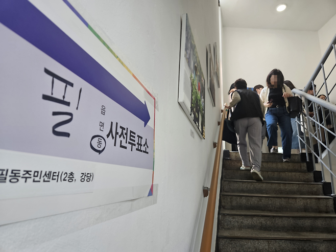 29일 오전 서울 중구 필동주민센터 사전투표소를 향하는 출근길 시민들. [사진 = 한수진 기자]