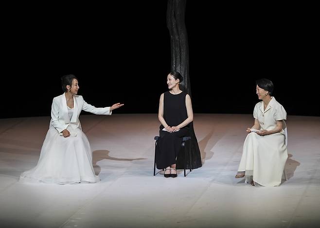 대한민국 발레축제 15주년 특별기획 'conneXion, 최태지 X 문훈숙'에서 대화하는 최태지 전 국립발레단장, 김주원 총예술감독, 문훈숙 유니버설발레단장(왼쪽부터).  ⓒYOON6PHOTO